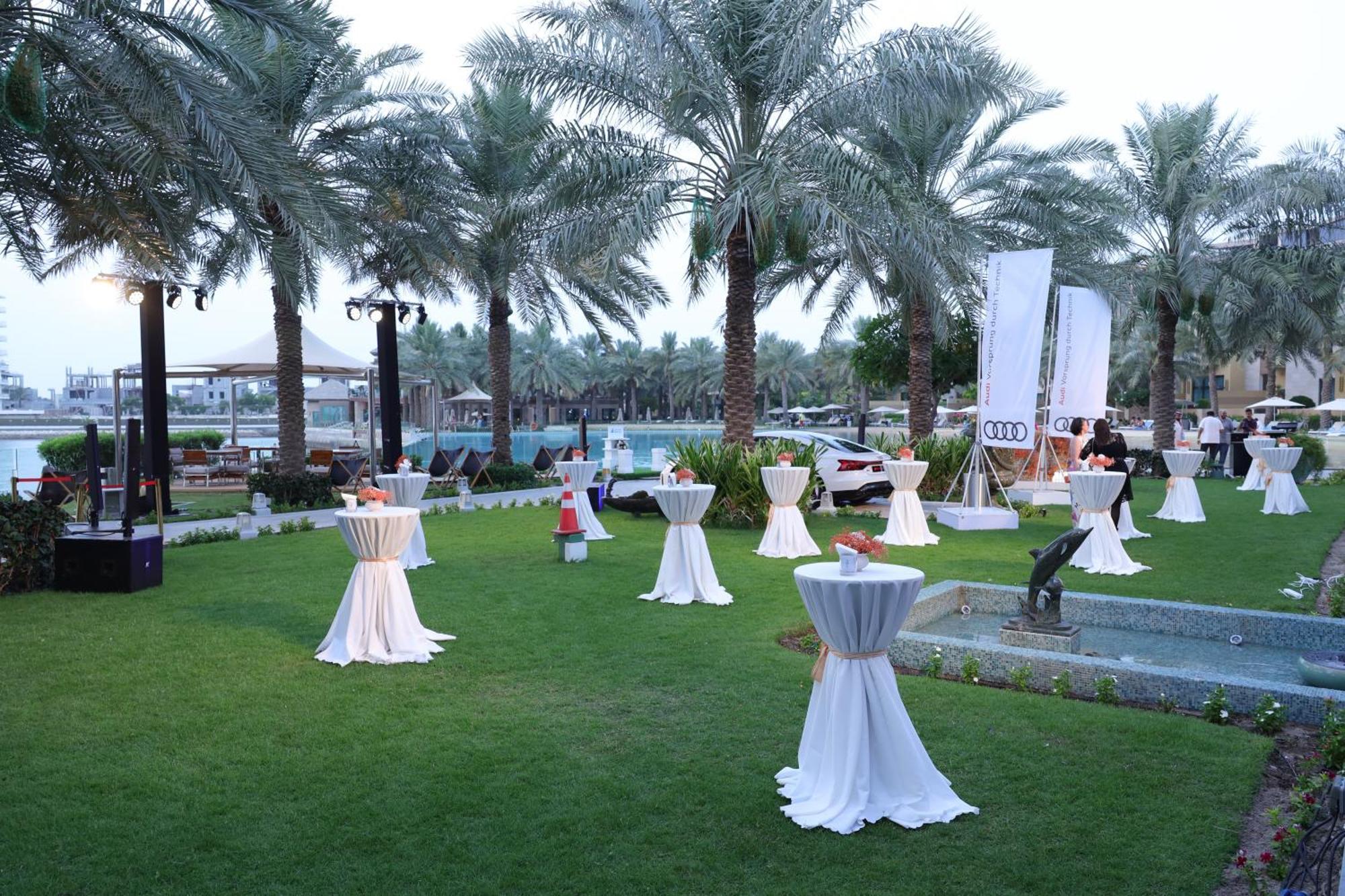 Palavra Resort Manama Eksteriør billede The lawns at the Jumeirah Creek Hotel