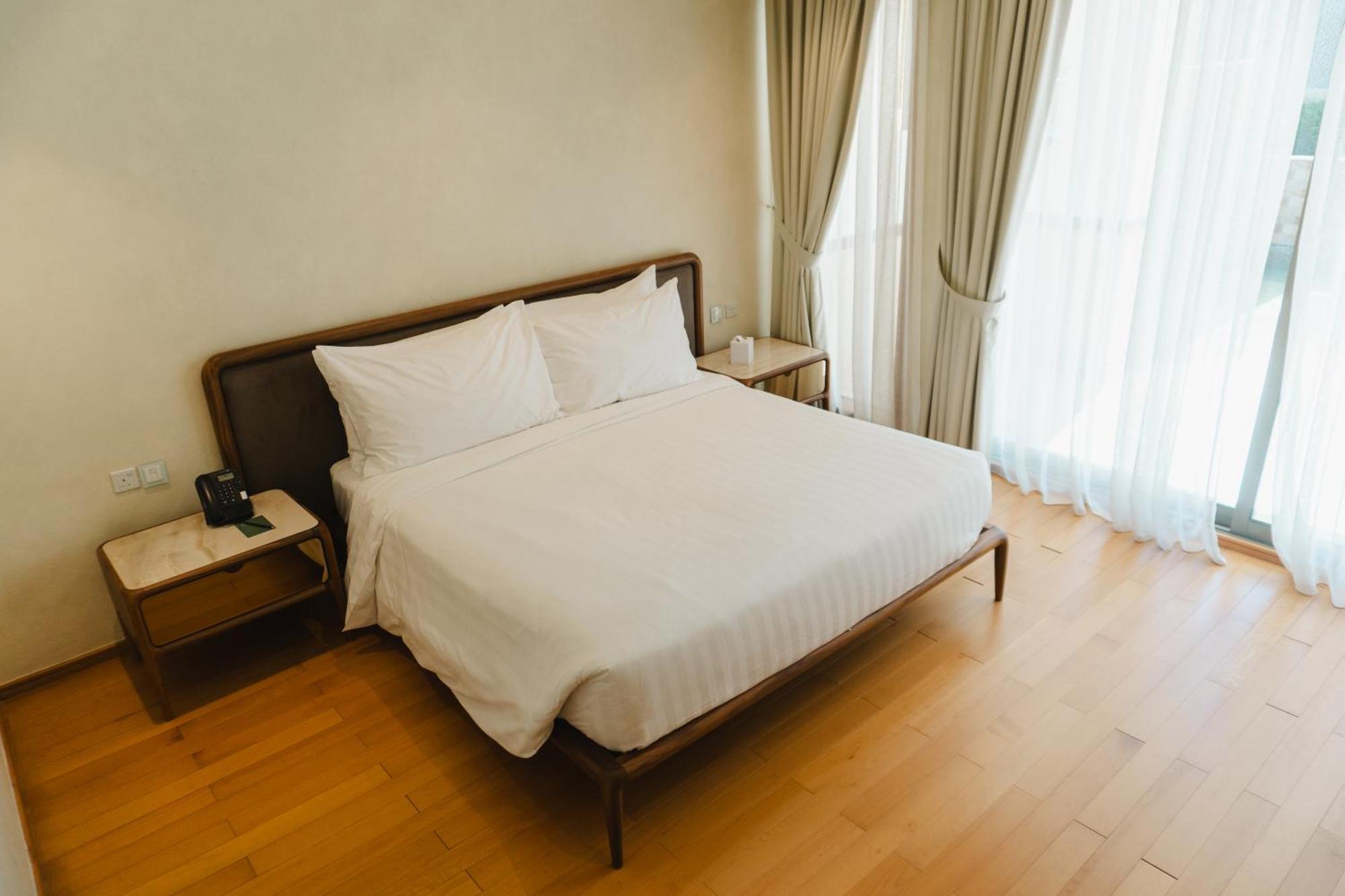 Palavra Resort Manama Eksteriør billede A bedroom in a hotel