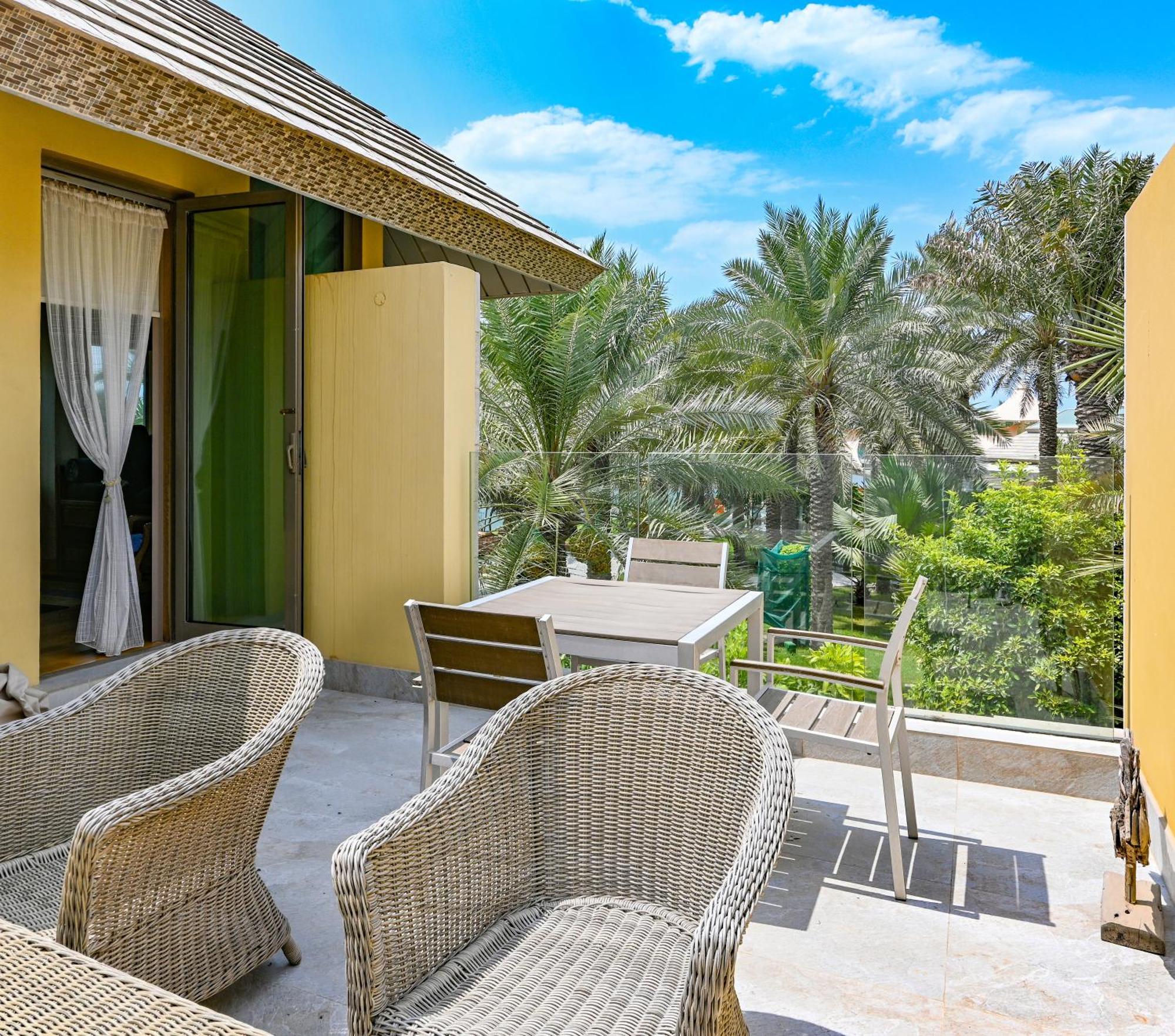 Palavra Resort Manama Eksteriør billede A balcony at Jumeirah Creekside