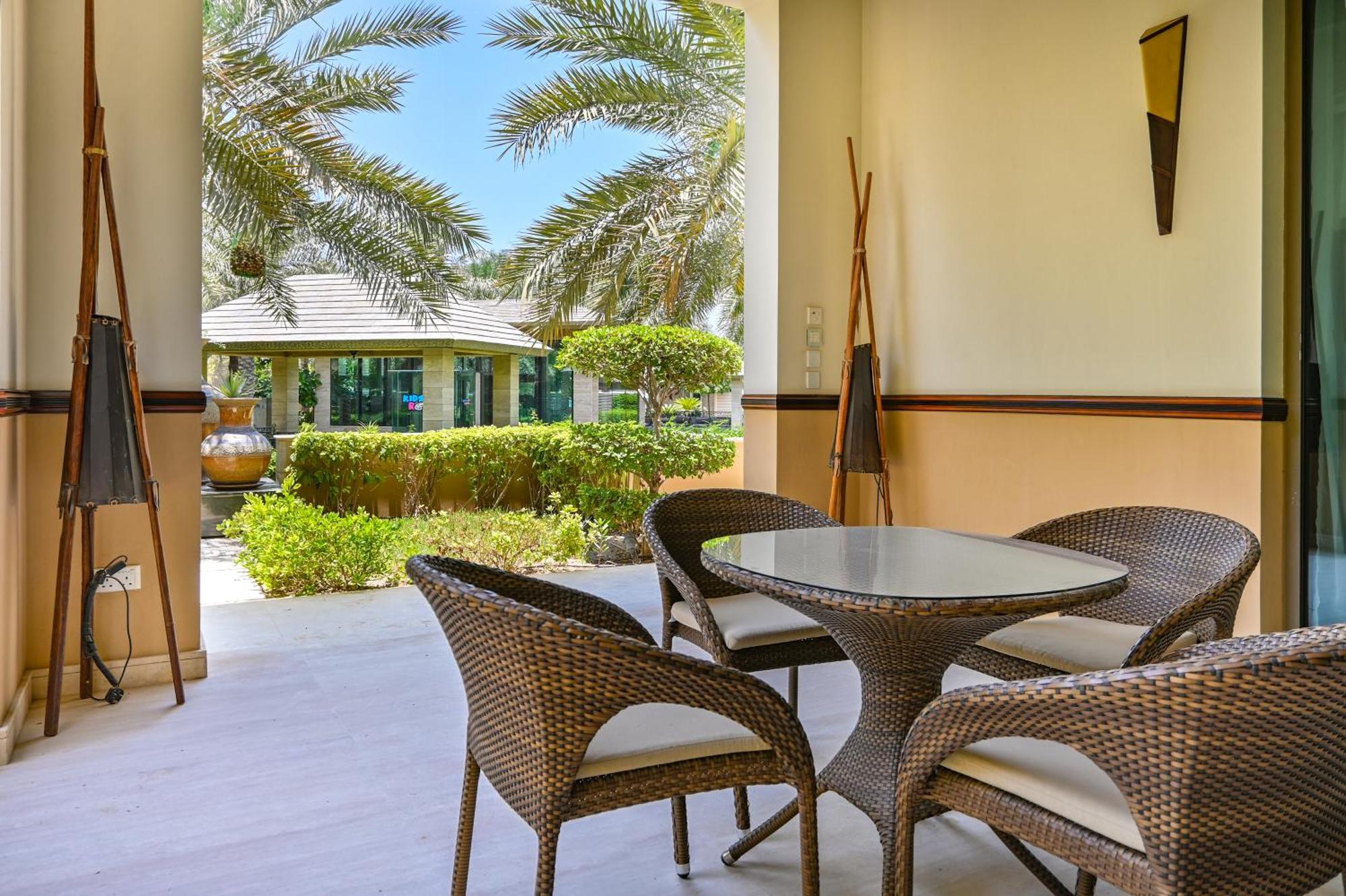 Palavra Resort Manama Eksteriør billede The Palm Beach Club